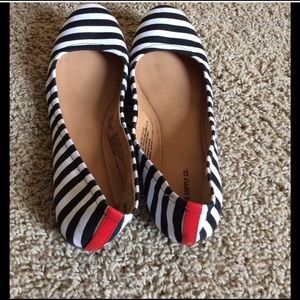 Black and white ballet flats